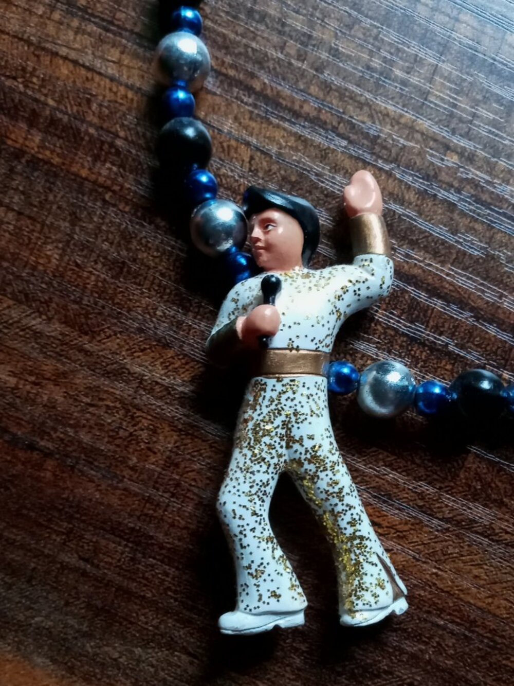 Vintage Mardi Gras Throw Bead Necklace w/3 Elvis Presley Figurines 🕺🎙️🎸⚡️ - Picture 5 of 16